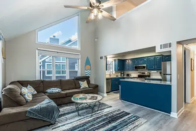 Image de Sleep 8 in this guest fave! All new, fresh & fun! walk to lake and marina.