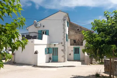 Image de Maison de vacances dans un cadre champêtre, style rustique avec climatisation et wifi