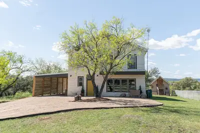 Image de Yellow Door on the Llano
