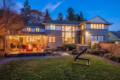 Image de 6 Bedroom Home, Walk to Hayward!