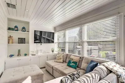 Image de West Palm Beach Bungalow w/ Shared Backyard