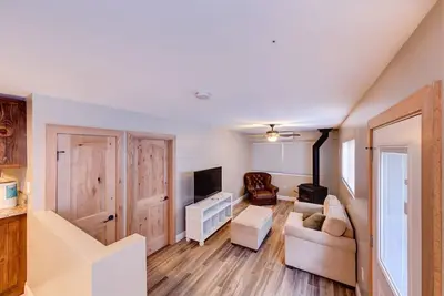 Image de Renovated double queen apartment on first floor