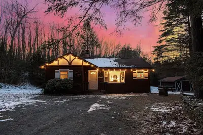Image de Secluded Cabin 30 mins from Windham with King Bed, Game Room, Fireplace, Firepit
