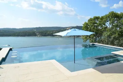 Image de Views! ! Gorgeous Lake Travis Waterfront, 1 Level, Volente, Pool, Hot tub, Dock!