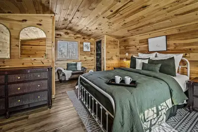 Image de Cozy Cabin w/ Hot Tub - close to everything in Pf!