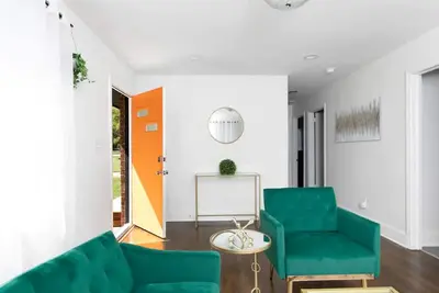 Image de Lux Velvet 8 mins from Downtown Large Backyard.