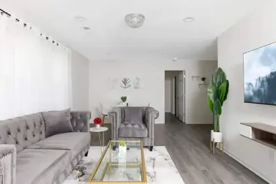 Image de Modern Oasis- 4 bedroom home away from home.