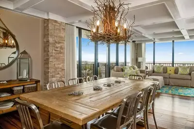 Image de A jewel on the Beach with Million Dollar views.