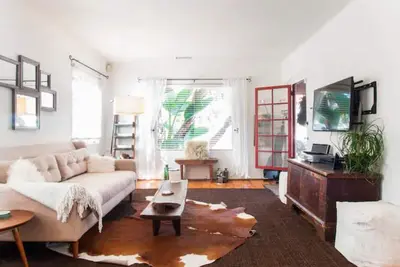 Image de Quintessential Santa Barbara Architecture Close to Beach, Downtown & Funk Zone