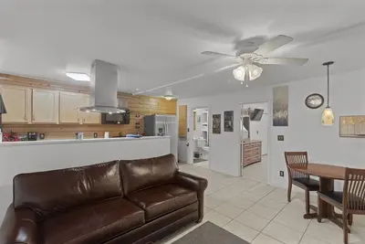 Image de \"The Sanctuary\" -Custom built Apartment, 1 Br, Covered Deck, Country Setting.