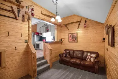 Image de Cozy Apt w\/Master Br & 2 Bed Kids Loft. Also- Covered Deck & Covered Parking.