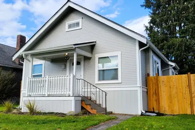 Image de Sunny Everett Home next to Park\/ Pickleball & More! 2 Queen 1 Sofa Bed