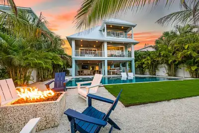 Image de AcquaLuxe – Luxury Canal-Front w/ Pool, Spa & Dock, Near Beaches on Anna Maria Island