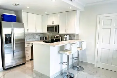 Image de 1 Bedroom Luxury Modern Leeward Condo - 5 min walk from the beach