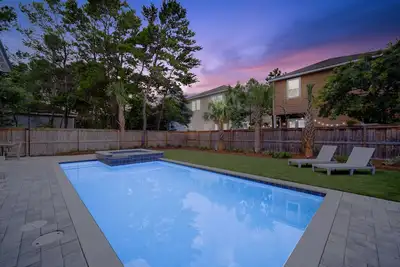 Image de \"The Hidden Pearl\" - Private Heated 30x14 Saltwater Pool + Spa, Golf Cart, Bikes