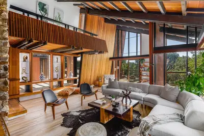 Image de Designer Mid-Century Modern Retreat