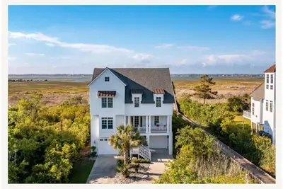 Image de Beautiful 5 bedrooms, 5. 5 baths on sound and walking distance to beach and shops