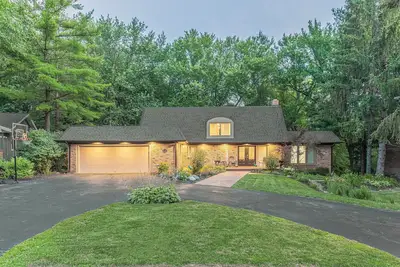 Image de large family home, hot-tub, sauna, quiet and safe area, close to everything!
