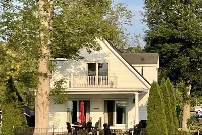 Image de 5 Bedroom Lake House on quiet street, walk to town