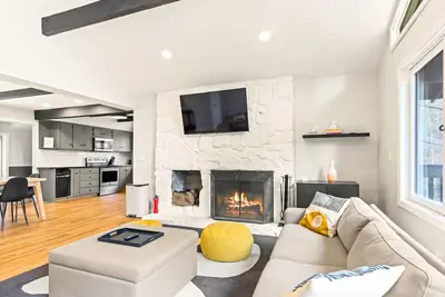 Image de Sunny Stratton Mountain Retreat: 5bd Modern Oasis w\/Hot Tub, Pond, & Bbq Deck