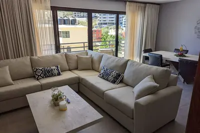 Image de Modern, spacious condo w/ pool. Close to Downtown.