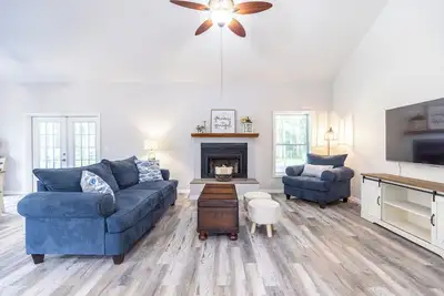 Image de Modern Farmhouse 4br w\/ Fenced Huge Yard\/Family and Dog Friendly\/15 min to Beach