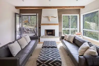 Image de Taos Haus Mountain Modern Sleeps 14 at Taos Ski va