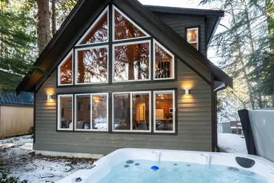 Image de Starry Skies, Mountain Views, Hot tub Memories and fireside chats at Yverin Muse