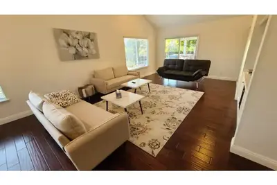 Image de Peaceful modern renovated house with hot tub