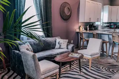 Image de 5 min French Quarter+Private Parking+ Private Access to 2, 500sqft event space