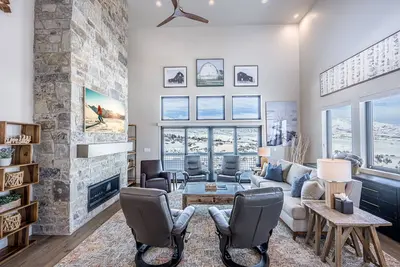 Image de *Free Sup Rentals* Great for Families – Luxury at the Lake | Private Hot Tub | 5 King Suites | Games