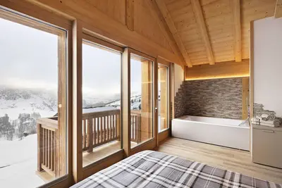 Chalet \"Plaz\" avec vue sur les montagnes, jardin privé et Wi-Fi.