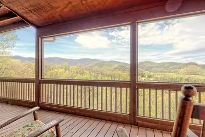 Image de Nantahala Treehouse - by Chatuge Home Concierge, <br>Mountian view, deck fire pit