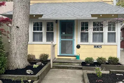 Image de Lovely Lakeside Cottage! Sleep 11, easy parking, linens included!