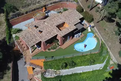 Image de maison familiale avec piscine 8 places a 2km de la mer et d'une belle plage,
