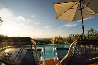 Image de Grenier-Mansard dans une villa avec piscine près d'Assise