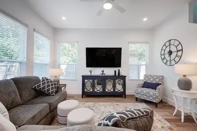 Image de Immaculate 3b/2. 5b +Office | North Central | 30+ Days | Perfect for Temp Living