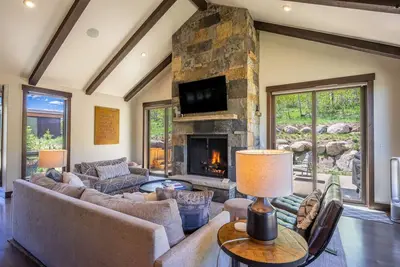 Moonlight Ridge - Private Hot Tub, Sleeps 10 - 7 beds!