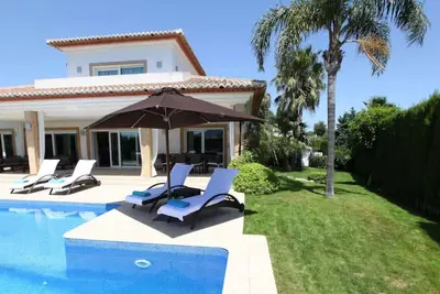 Image de Extraordinaire villa avec grande piscine