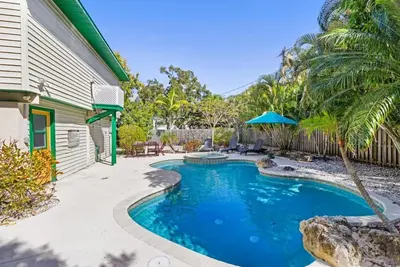 Image de Pool, Hot Tub and Pet-Friendly Near Beach