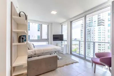 Image de Corner Suite | Prime Dt Location | Pool Onsite!