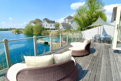 Image de Large 4 Bedroom Lakeside Holiday lodge in the Cotswold. Sleeps 8-10