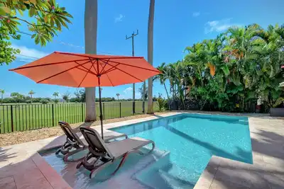 Image de Beautiful Pool home on Golf Course, with Intracoastal views, 1 mile to the Beach