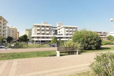 Image de Three-room renovated apartment in beachfront condominium