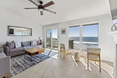Image de Oceanfront Home w/ Private Balcony & Private Beach