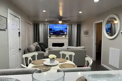 Image de Close to Military Base! Beautiful Downtown Home