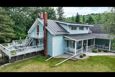 Image de 5 Bedroom home with 1580ft of Waupaca River frontage! With hot tub!