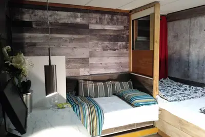 Image de Basement Apartment (1 Bedroom-2 Beds)