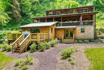 Image de Cabin on River, Kayak, Hot Tub, WiFi, Ev Charger!