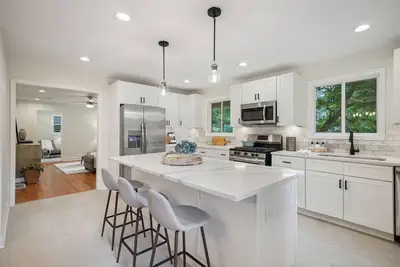 Image de Renovated, modern 4/3 with parking & chefs' kitchen